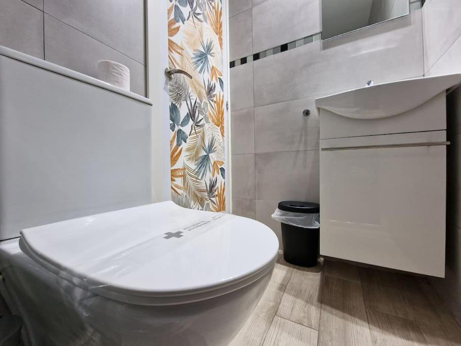 Mediodia Chica Apartamento Tipo Loft En La Latina Madri Exterior foto